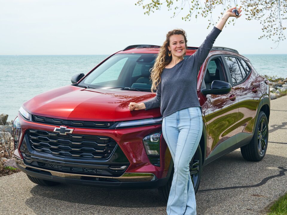 Mujer posando al lado de su nueva Chevy Blazer 2023