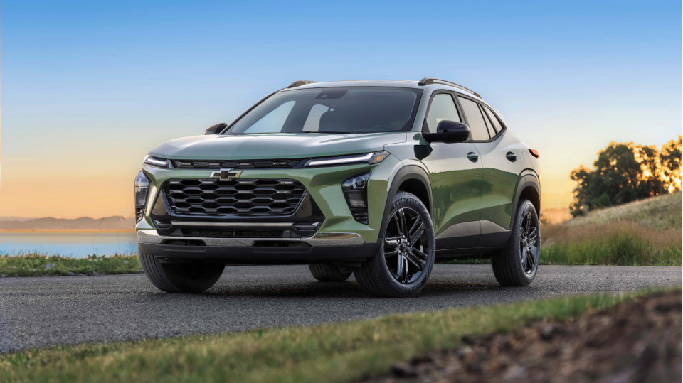 Una Chevy Blazer 2023 estacionada con vista a un lago