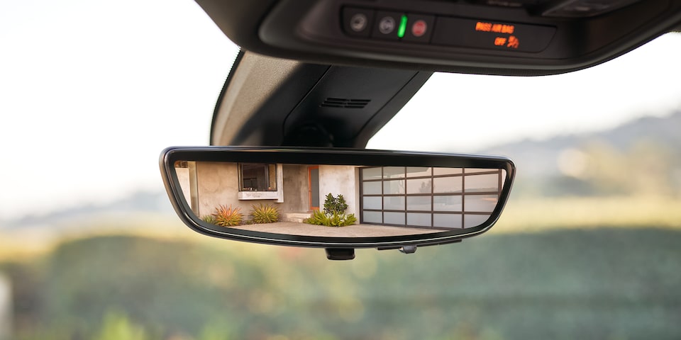 La cámara de vista trasera de la Traverse mostrando el porche delantero