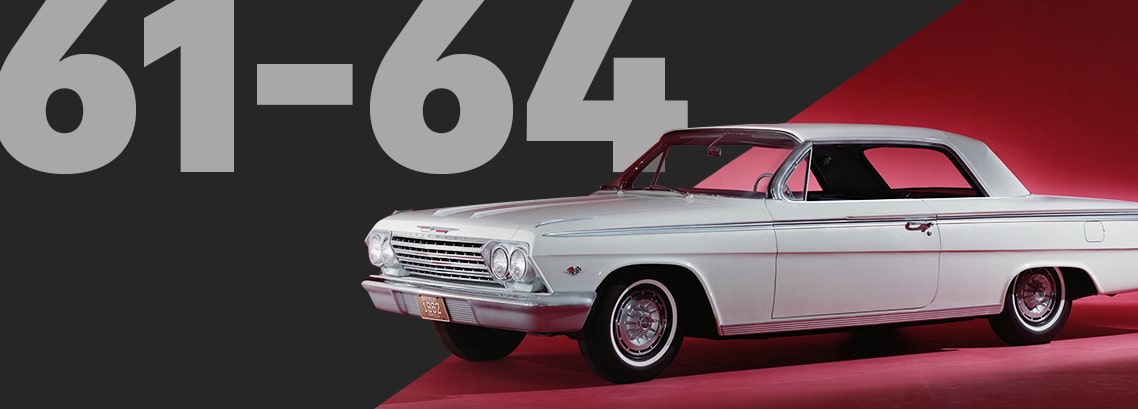 Se muestra un Chevrolet Impala blanco con un techo rojo, con un fondo oscuro y texto grande en gris que indica los años de los modelos 61-64.