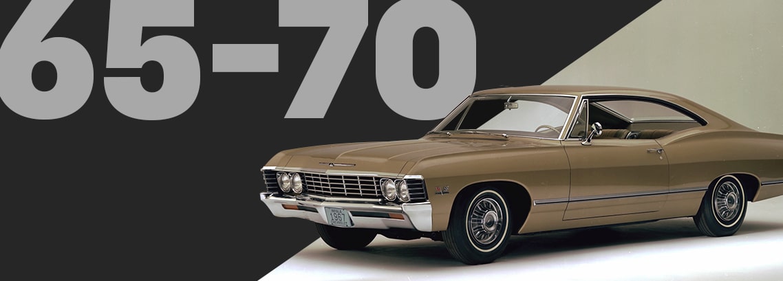 Se muestra un Chevrolet Impala dorado, con un fondo oscuro y texto grande en gris que indica los años de los modelos 65-70.