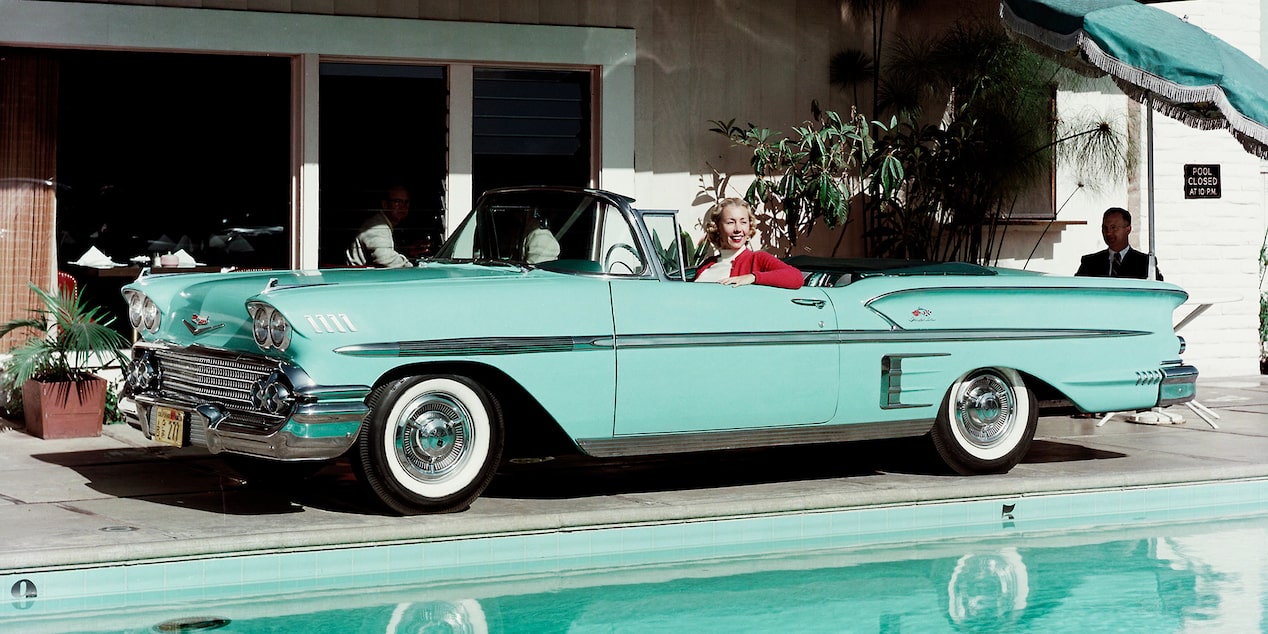 Dos autos de carrera Chevrolet circulando lado a lado en una pista, con gráficos llamativos y logotipos de patrocinadores.