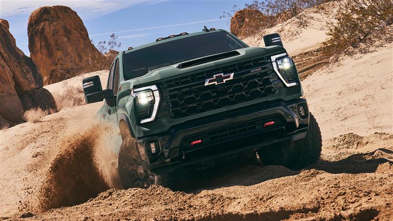 ZR2 gris circulando en condiciones todoterreno, por el desierto