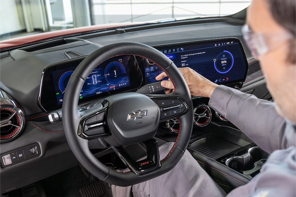 Inspección vehicular de múltiples puntos de técnico de EV Chevy
