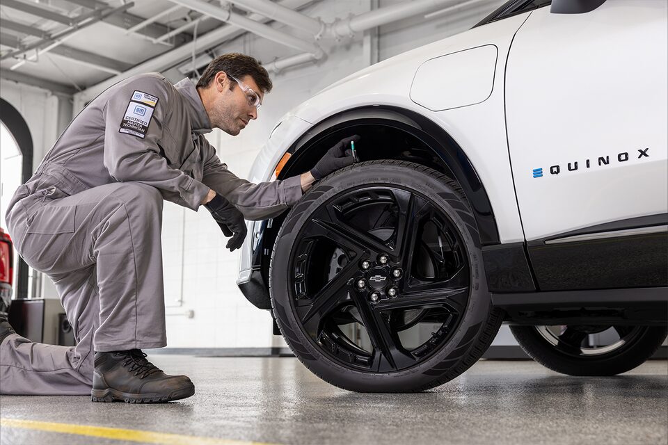 Técnicos expertos en neumáticos de EV Chevy