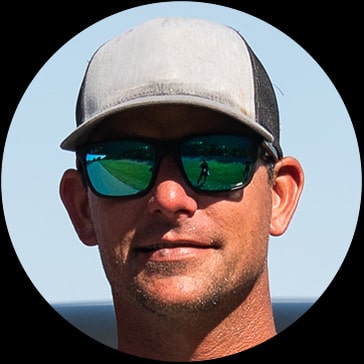 Una foto en primer plano de Talbert Goldman con lentes de sol y gorra de béisbol