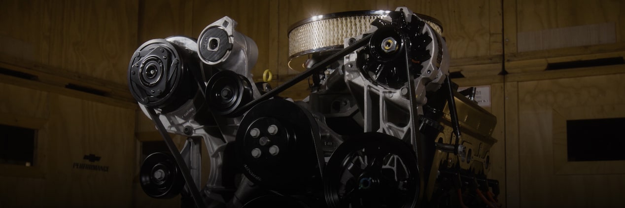 Un motor armado de bloque pequeño con partes Chevrolet Performance en exposición