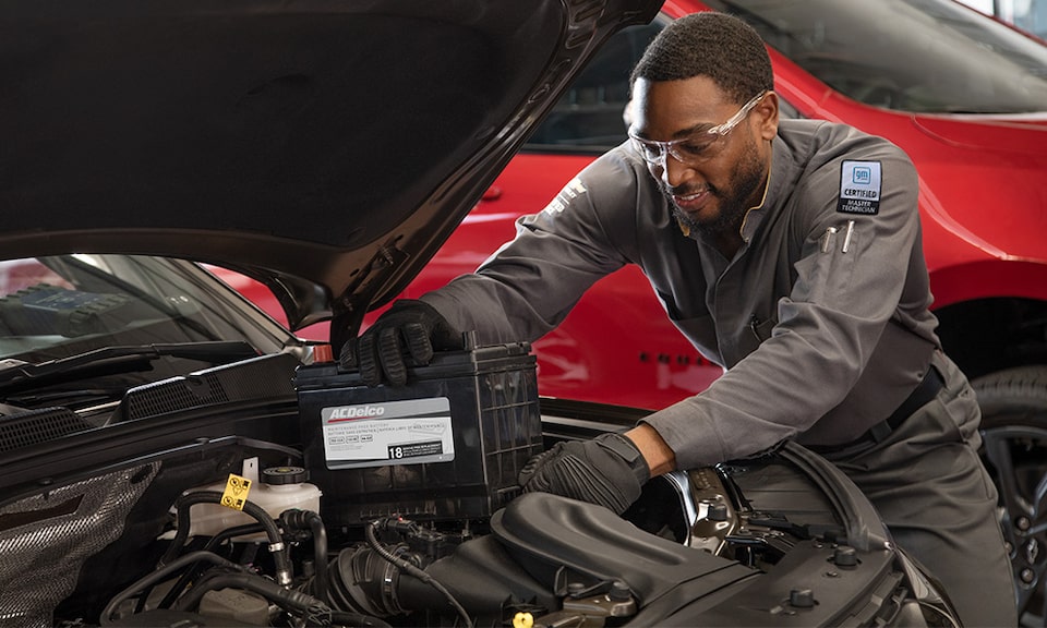 Un técnico de GM instalando una batería ACDelco en un vehículo