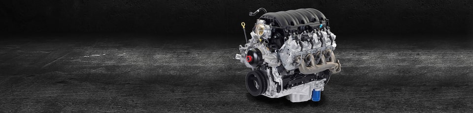 El motor armado V8 L8T de 6.6 L para competición con un fondo en Negro y Gris