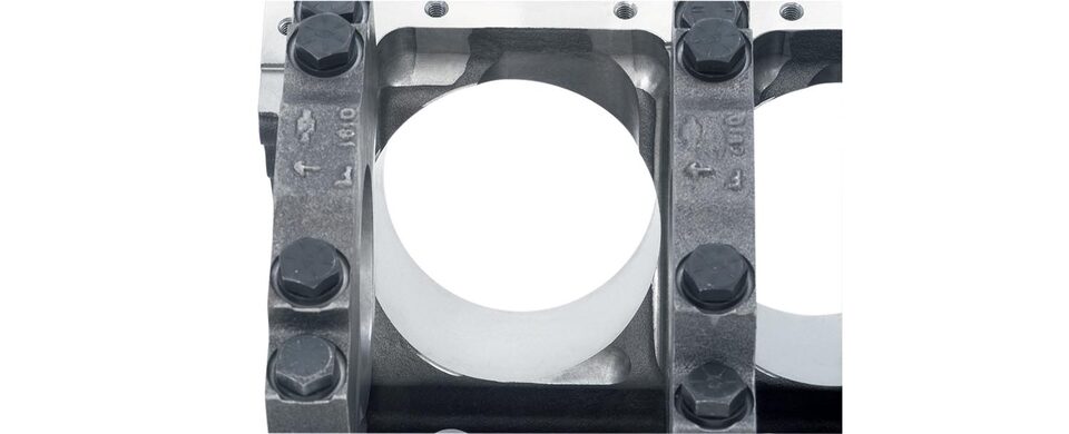 Vista inferior del bloque grande de motor maquinado Bowtie Sportsman de Chevrolet Performance