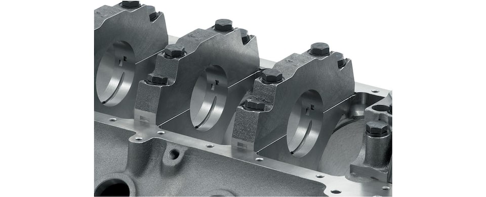 Vista de la tapa principal separada del bloque grande de motor Bowtie Sportsman de Chevrolet Performance
