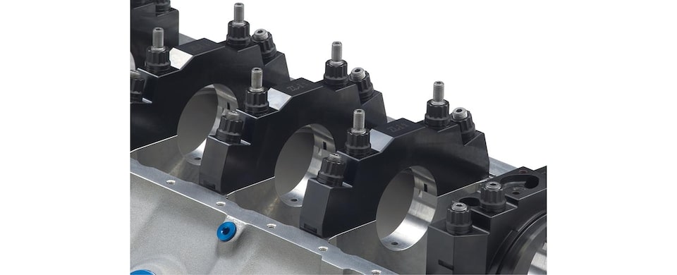 Vista de las tapas principales de 4 pernos del bloque grande de motor en aluminio ZL1 de Chevrolet Performance