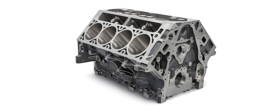 Vista delantera superior: bloque de motor de hierro fundido L8T Gen V de 6.6 L, cilindros de producción serie LS/LT/LSX de Chevrolet Performance