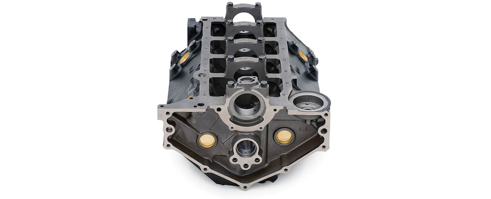 Vista inferior trasera del bloque pequeño de motor de producción del V-8 305