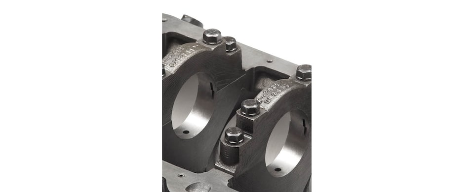 Vista de las tapas principales de 4 pernos del bloque pequeño de motor de producción de Chevrolet Translation