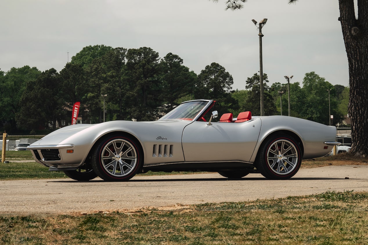 Vista lateral izquierda de un Chevy Corvette 1969 en Gris