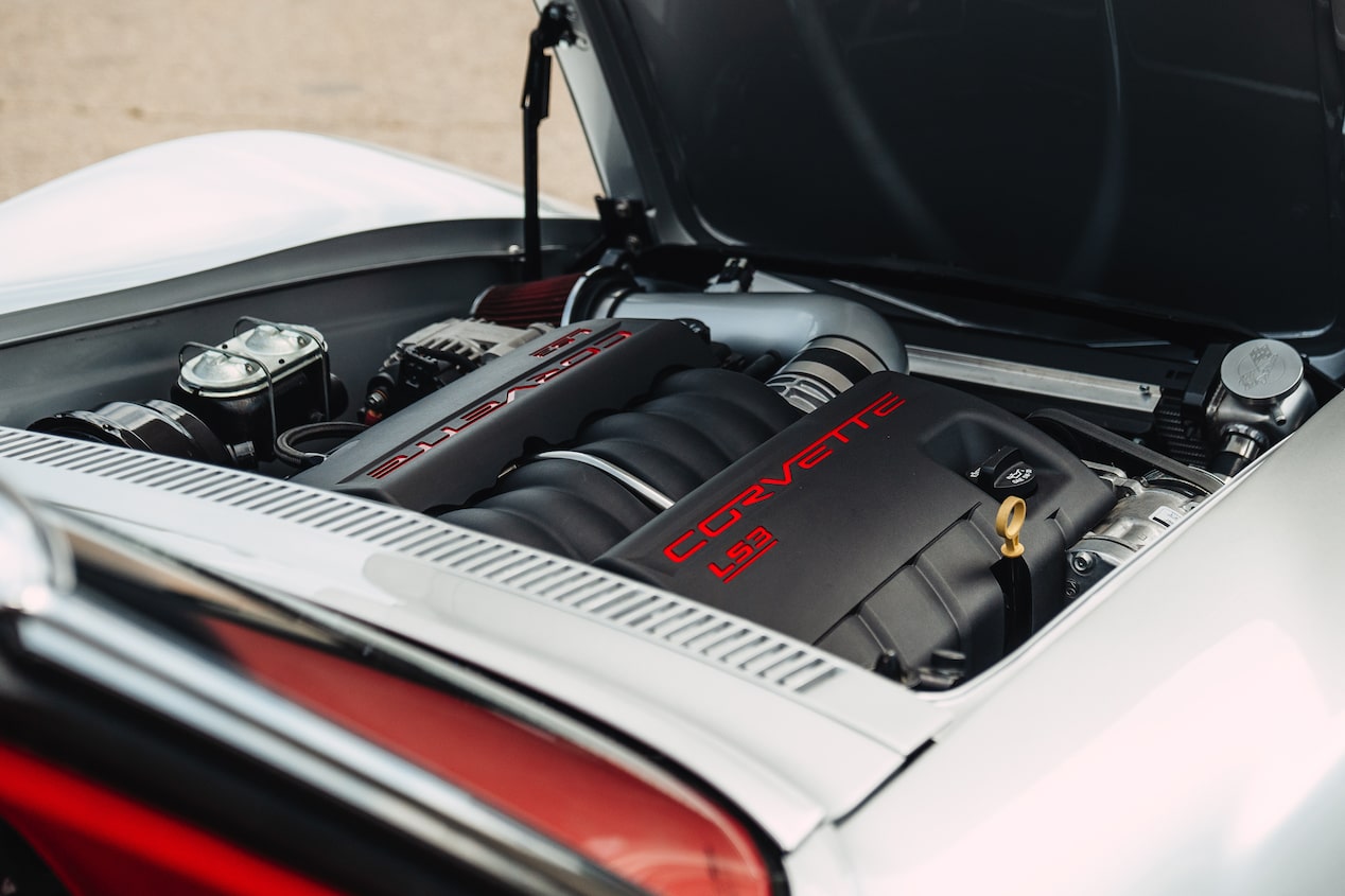 Motor armado 6.2 en un Chevy Corvette en Gris con el cofre abierto