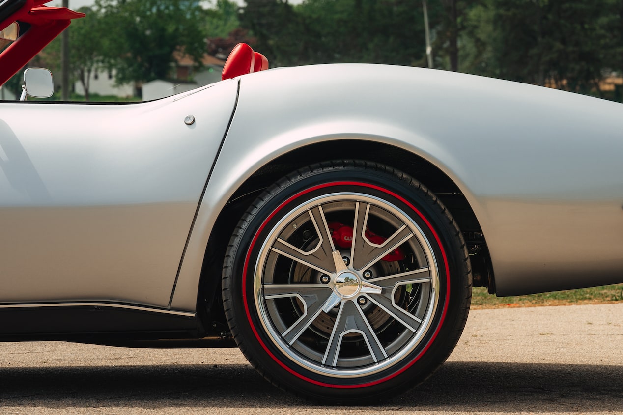 Vista trasera izquierda de un Chevy Corvette 1969 en Gris