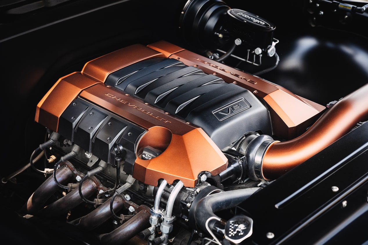 Primer plano de un motor LS3 en una GMC C15 1971