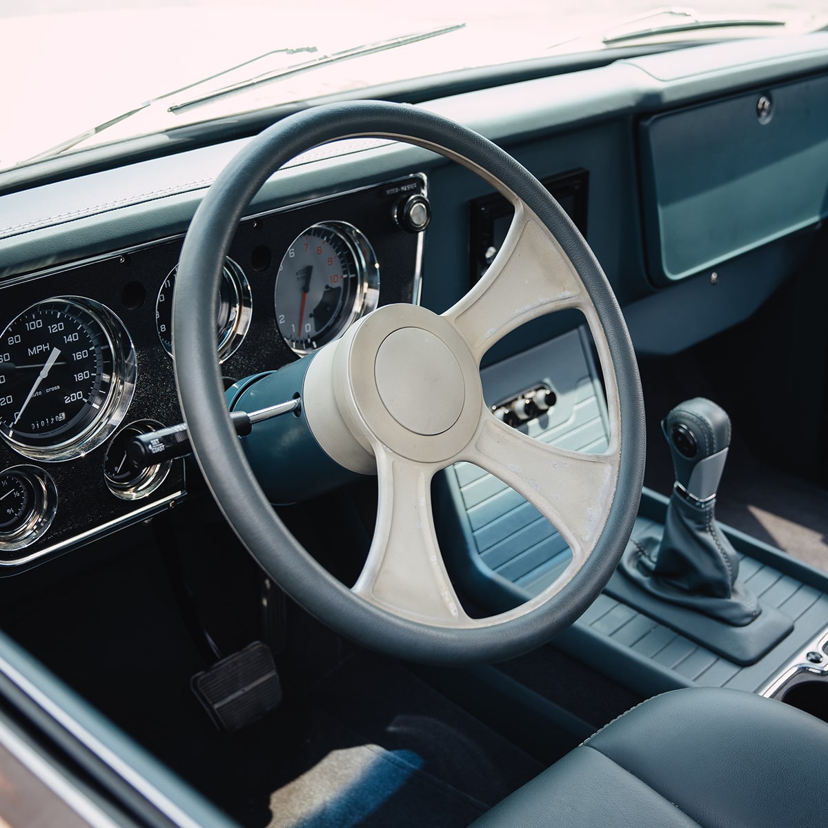 Vista aérea del volante y de la fila delantera de una GMC C15 1971
