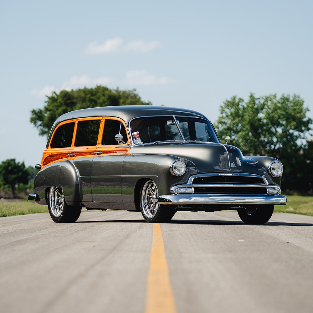 Vista delantera de medio perfil de una Chevrolet Deluxe Wagon 1952