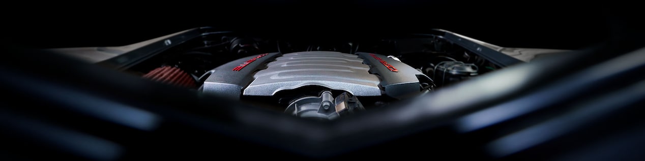 Primer plano de un motor armado Chevy en un compartimento del motor