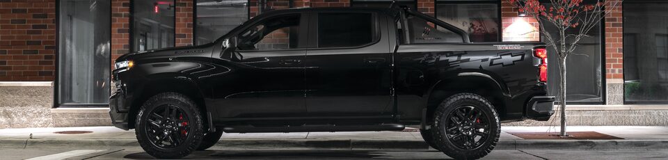 Mejoras de vehículos con partes Chevy Performance: Vista de perfil lateral de pickup Silverado negra
