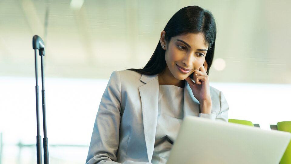 Mujer revisando el saldo de la tarjeta GM Business Card en línea