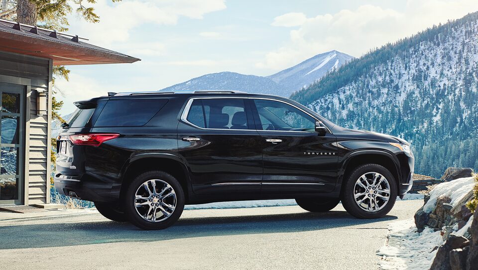 SUV Chevrolet Equinox estacionada en una entrada para auto, con paisaje de montañas