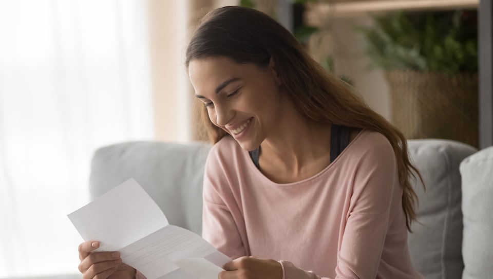 Mujer mirando su estado de cuenta de la tarjeta GM Extended Family Card