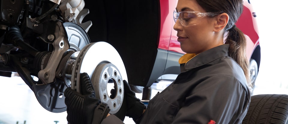Mujer haciendo servicio de vehículo Chevrolet