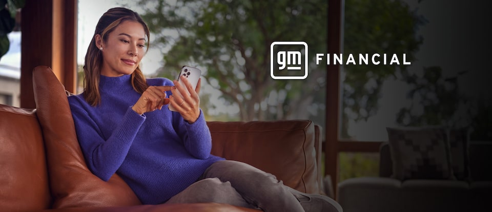 Mujer revisando su cuenta de GM Financial