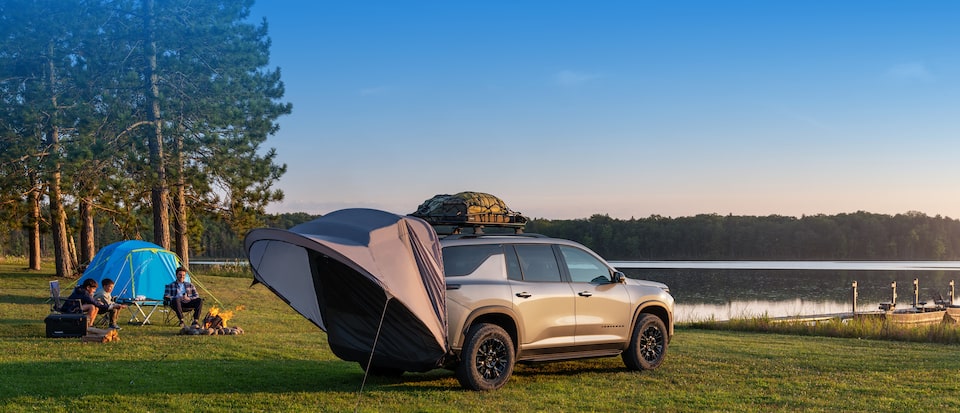 Vehículo Chevrolet con accesorio de campamento