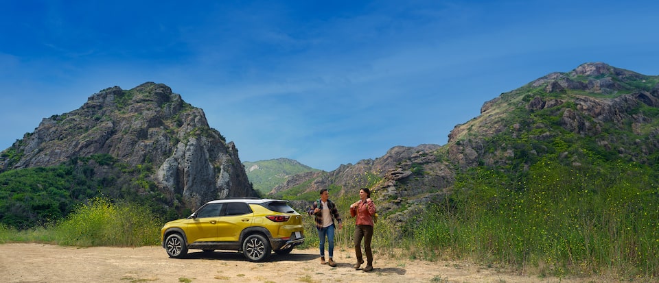 Una pareja utilizando My Chevrolet Rewards para hacer senderismo