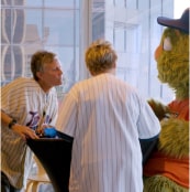 Miembros de My Chevrolet Rewards hablan con la mascota del juego All-Star Games de MLB.