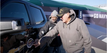 ¡Reunión con otros fans de Chevy al estilo ejército y marina!