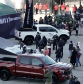 Los modelos más recientes de Chevrolet sorprendieron y deleitaron a los aficionados en el partido de fútbol americano entre el ejército y la marina.