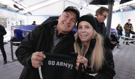 Miembros de y Chevrolet Rewards en el partido entre el ejército y la marina