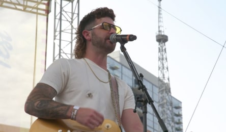 Un artista de country en el 2022 CMA Fest