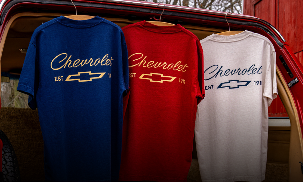 Imagen de camisetas de Chevrolet de color Azul, Rojo y Blanco colgadas en la caja de una camioneta