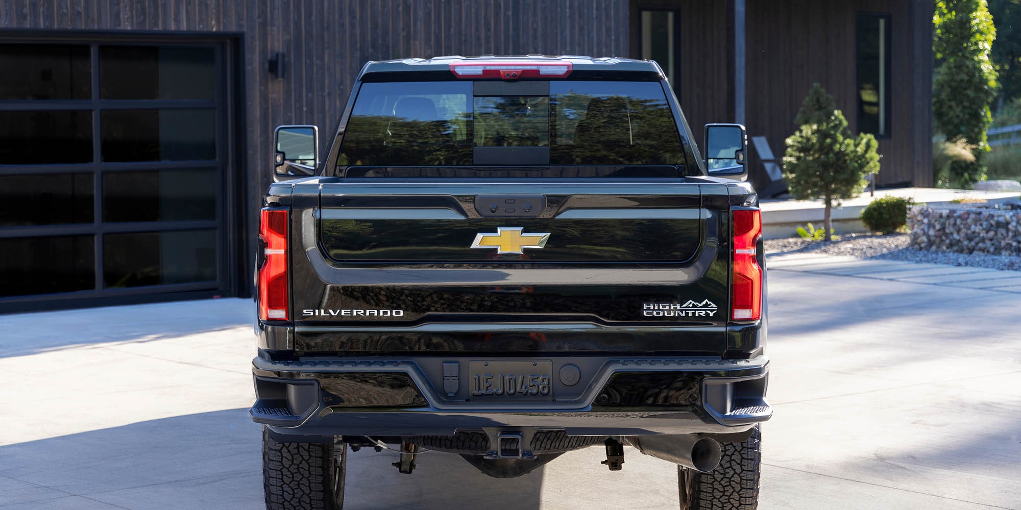 Silverado 2500 HD High Country in Black with available Multi-Flex Tailgate shown.