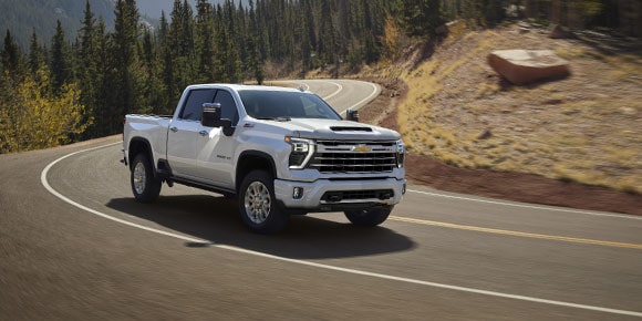 Silverado HD Z71 Chrome Sport Edition 2026 circulando en un camino del desierto