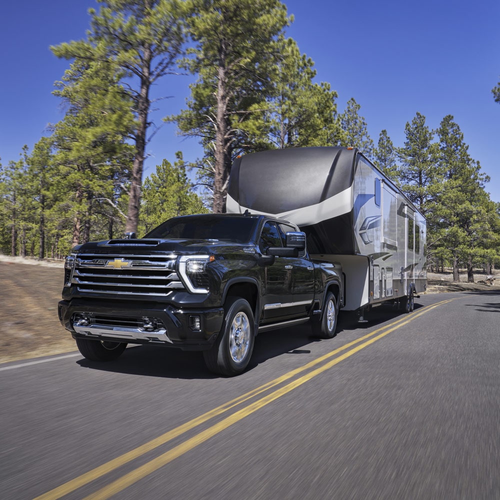 Chevy Silverado HD 2026 acarreando un remolque
