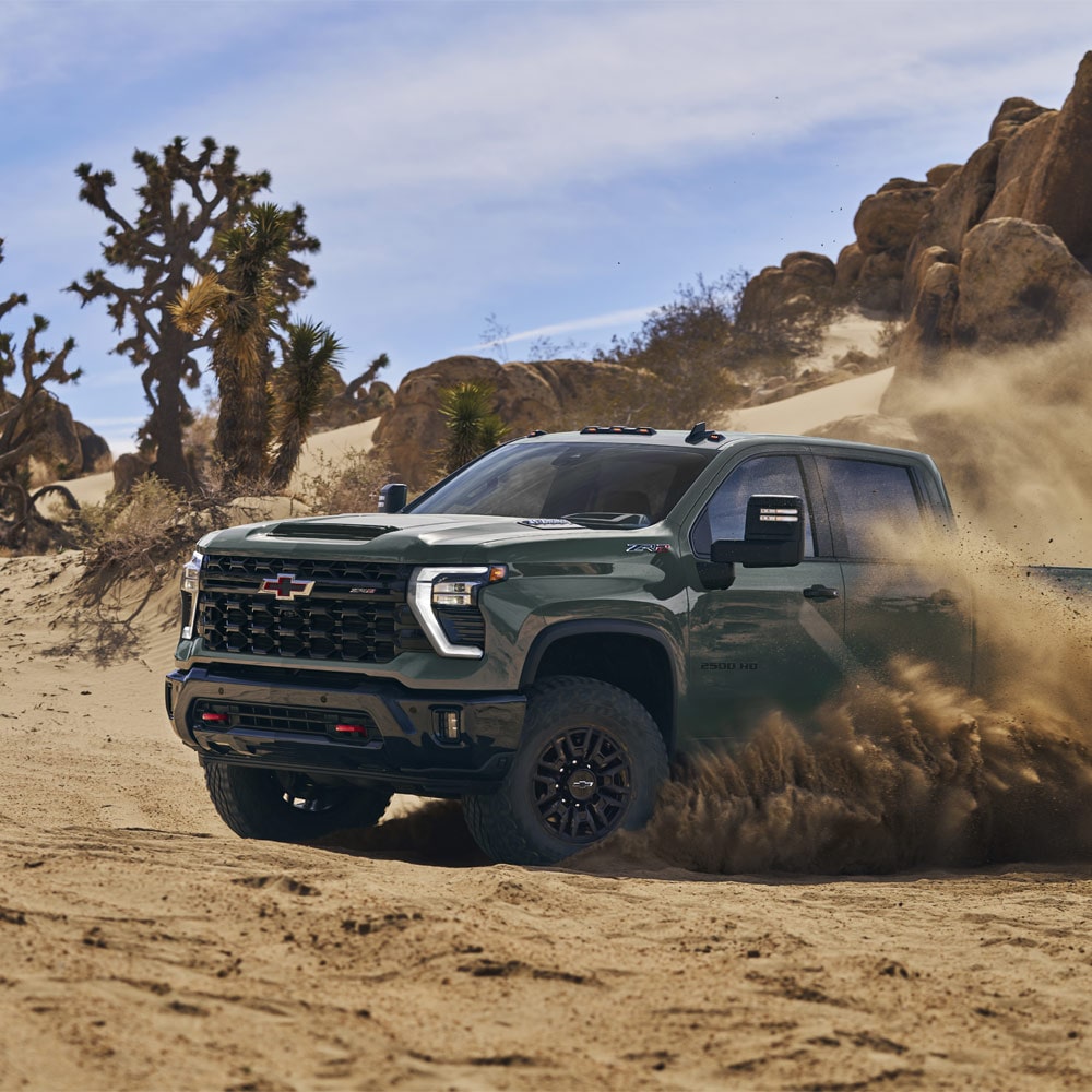 Vista de medio perfil de Silverado HD 2026 con equipamiento ZR2 en el desierto