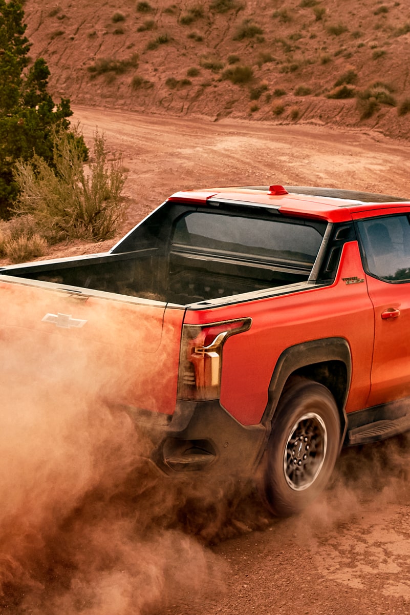 Silverado EV Trail Boss en un camino polvoriento