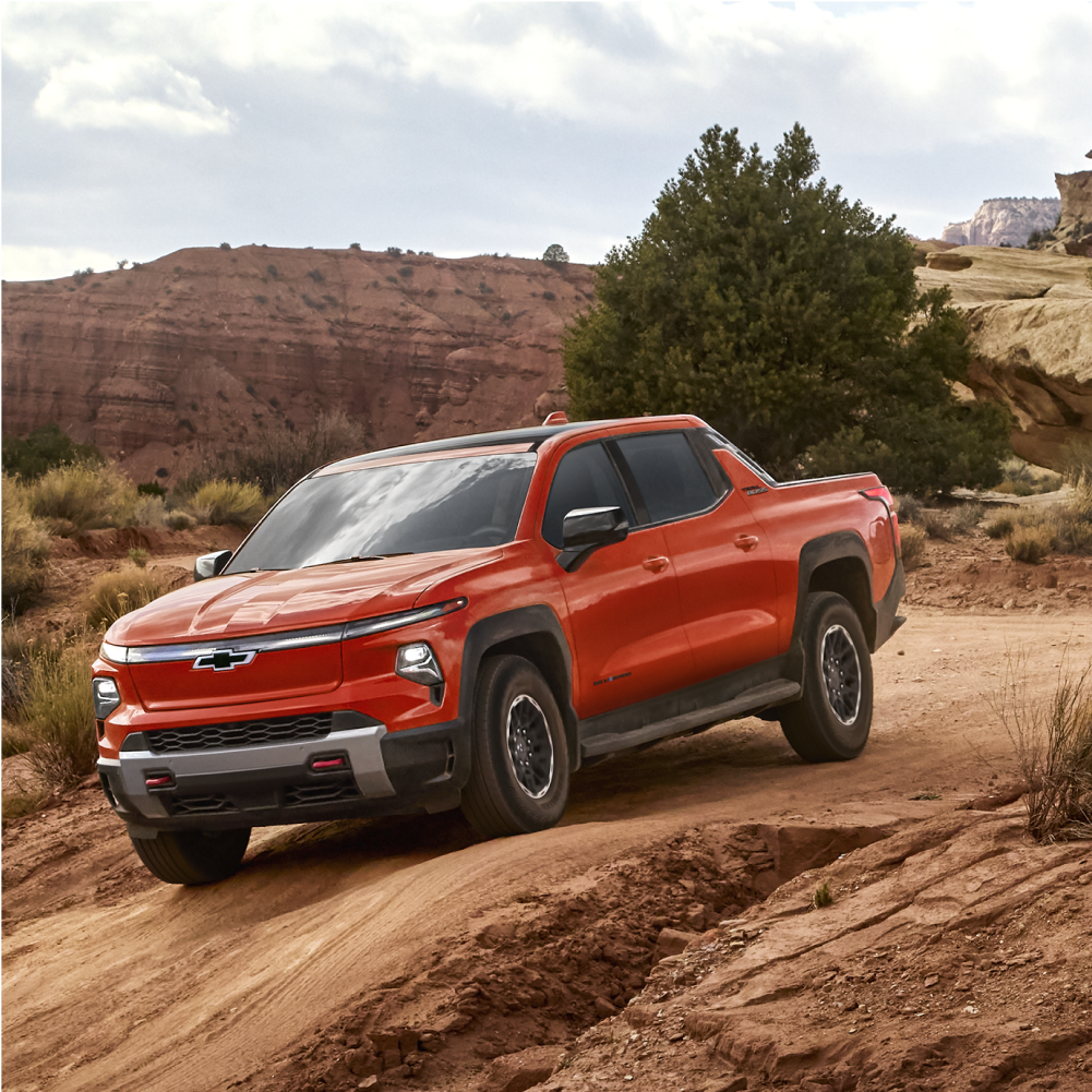 Chevy Silverado EV Trail Boss bajando una pendiente fuera de carretera