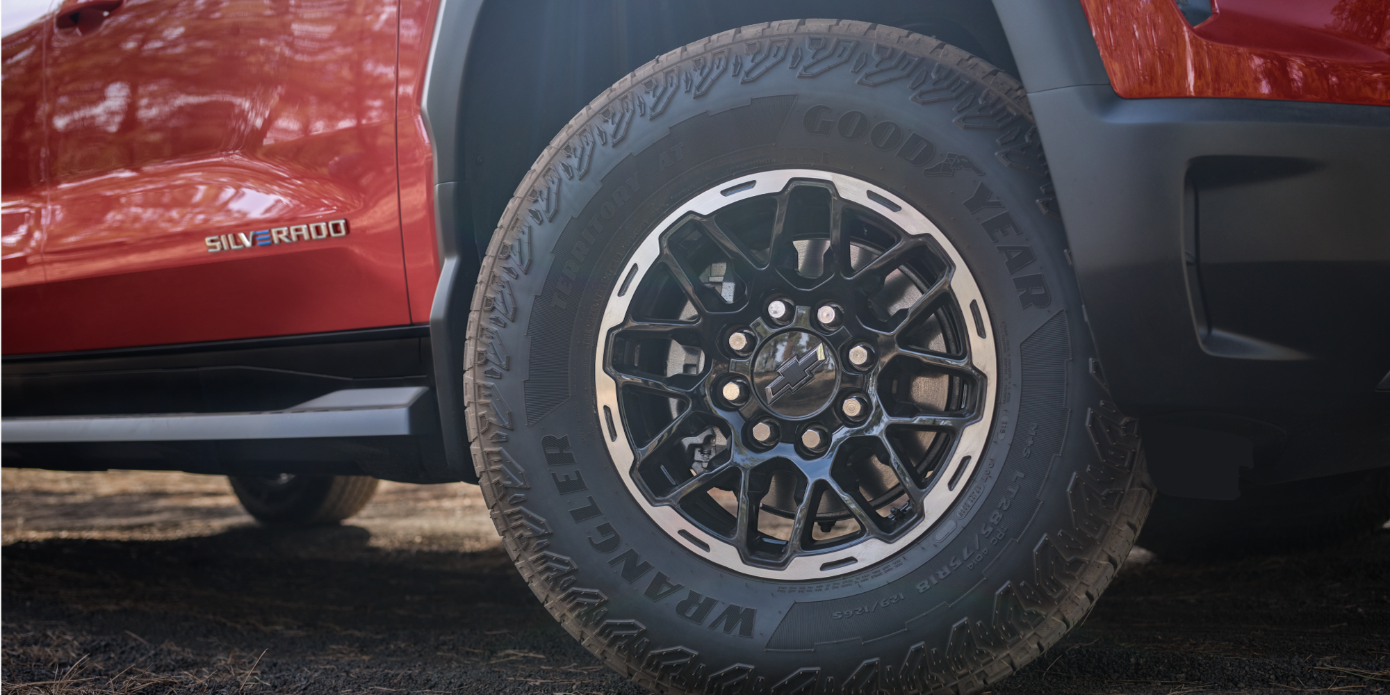Primer plano de los rines de Chevy Silverado EV Trail Boss