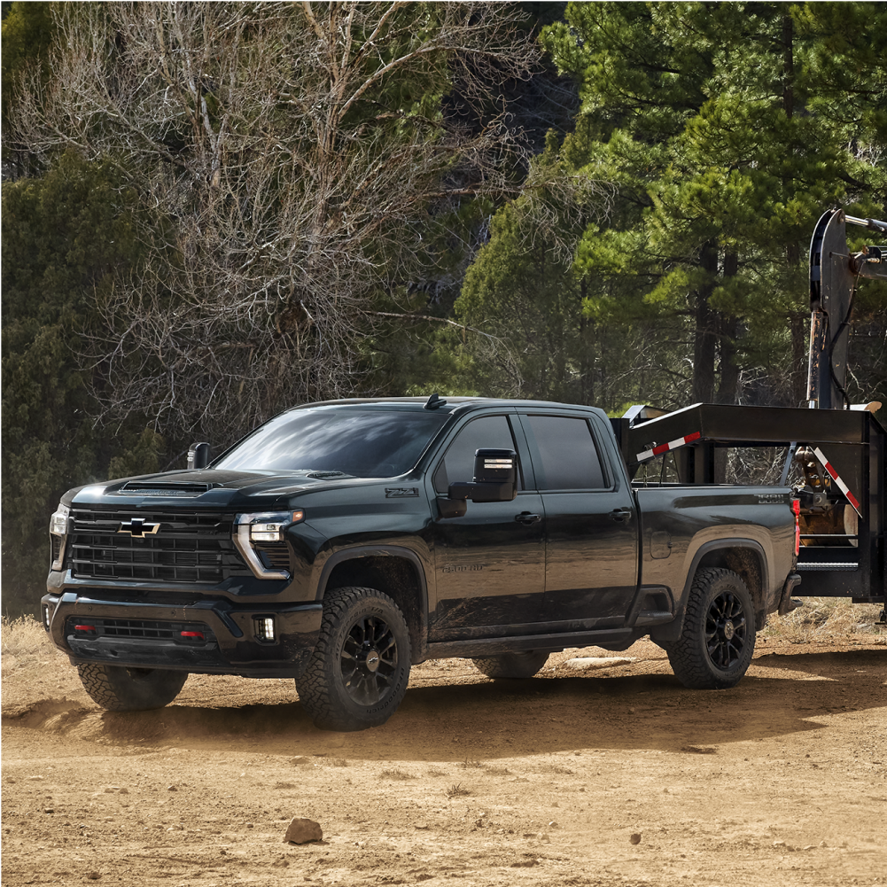 Silverado HD Trail Boss remolcando equipo de construcción