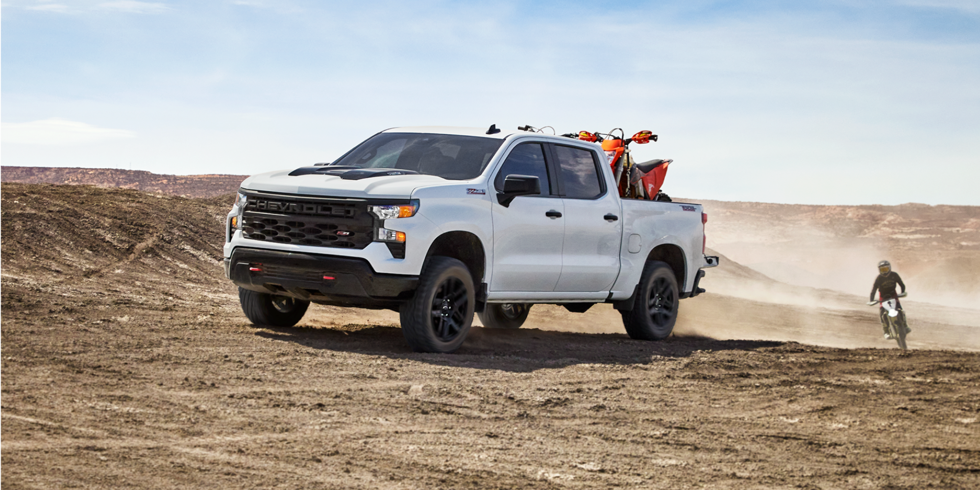 Silverado 1500 Trail Boss con ATV y motos de cross en la caja de la camioneta