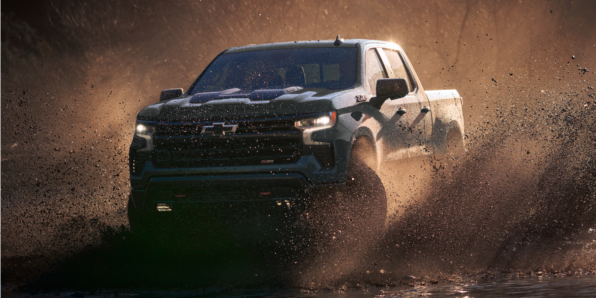 Silverado 1500 Trail Boss atravesando el lodo